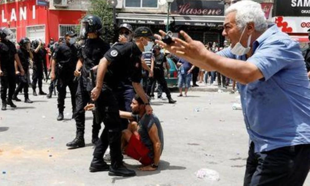 Τυνησία: Οχήματα του στρατού περικύκλωσαν τη Βουλή